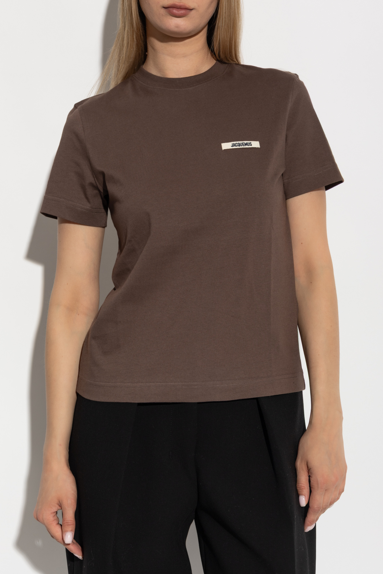【関税込み】JACQUEMUS T-shirts Jacquemus logo-patch Cotton T-shirt | Black | FARFETCH